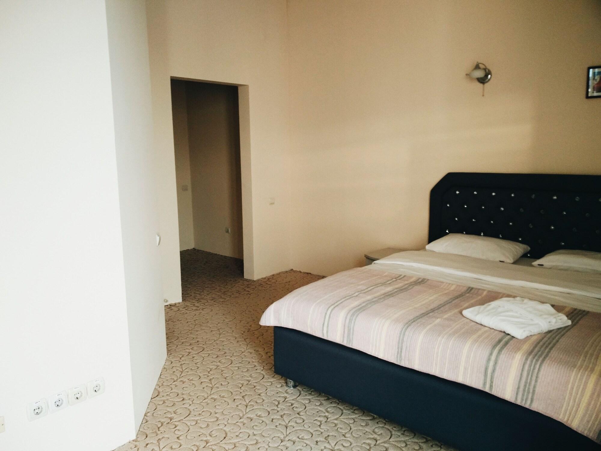 Mesogios Hotel Кишинев Екстериор снимка